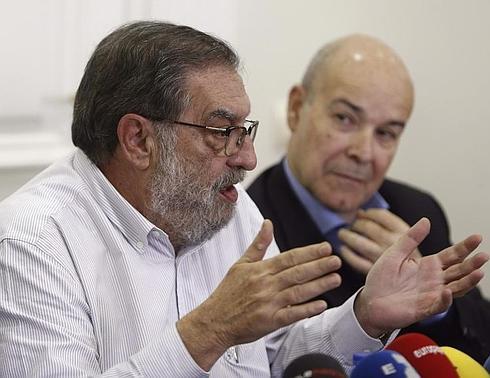 Enrique González Macho, (i), junto al actor Antonio Resines (d), durante la rueda de prensa. 