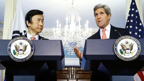 John Kerry y el ministro de exteriores surcoreano Yu Byung-se. 