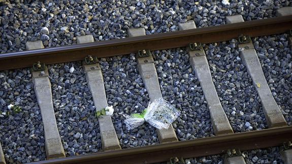 Flores en las vías del tren durante el primer aniversario de la tragedia ferroviaria de Angrois. 