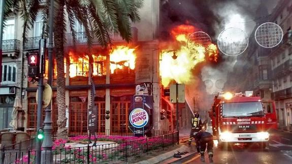 Las llamas han obligado a cortar el tráfico de la calle de la Paz.