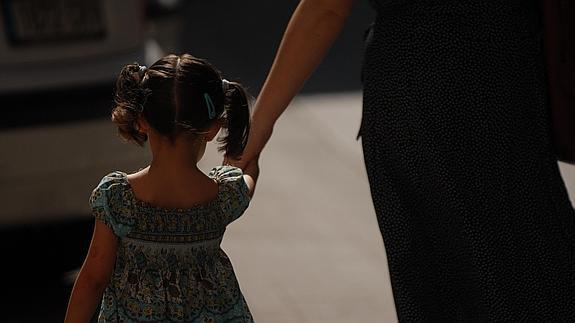 Una niña, con su madre.