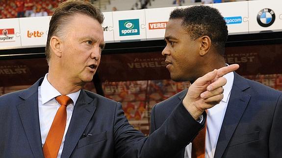 Van Gaal (i) habla con Kluivert. 