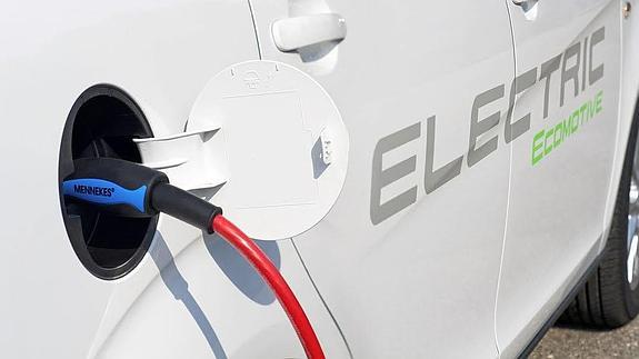 Un coche eléctrico, enchufado a la red para recargar las baterías.