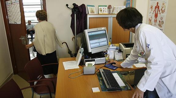 Una médico, tras pasar consulta.