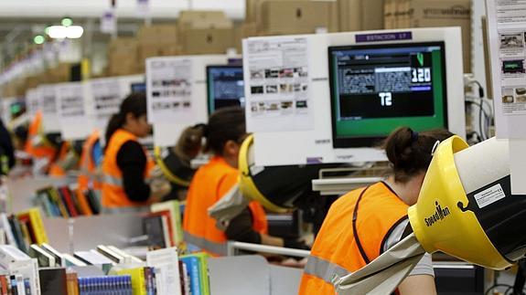 Trabajadores en centro logístico de Amazon en San Fernando de Henares. 