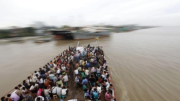 Uno de los ferries habituales en las aguas birmanas. 