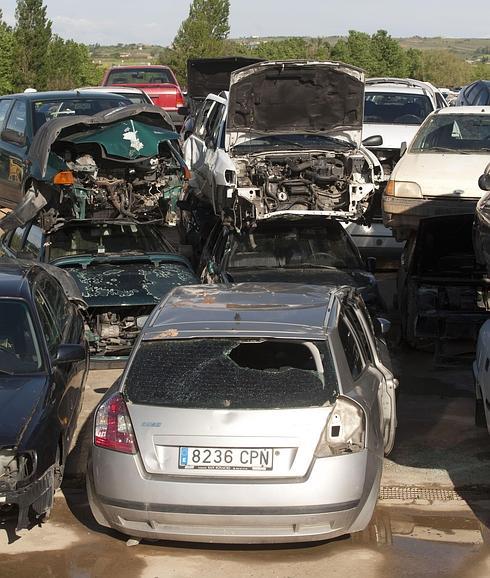 Varios coches en el desgüace.