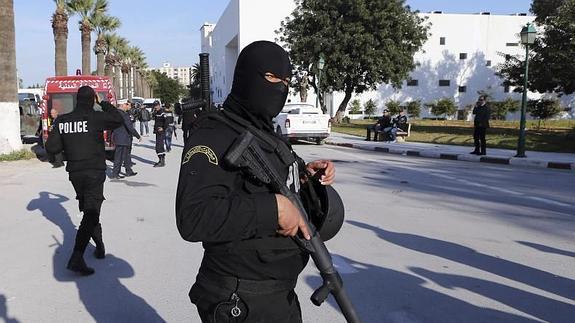 Un militar vigila las inmediaciones del Museo del Bardo.