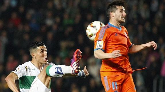 Fajr intenta controlar el balón ante Piatti. 