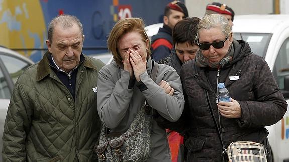 Familiares de las víctimas llegan al aeropuerto de El Prat.
