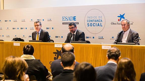 De izq. a dcha., Francisco Longo, Ángel Font y Albert Serra, durante la presentación del 'Índice de Confianza Social 2014'.