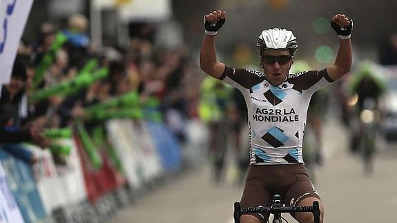 Domenico Pozzovivo celebra su victoria en la meta de Girona. 