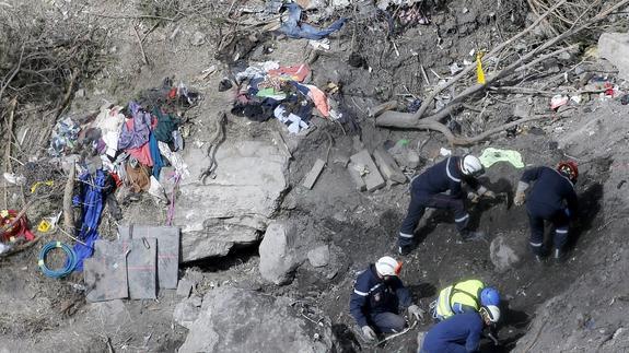 Miembros de los equipos de rescate recuperan partes del avión de Germanwings .
