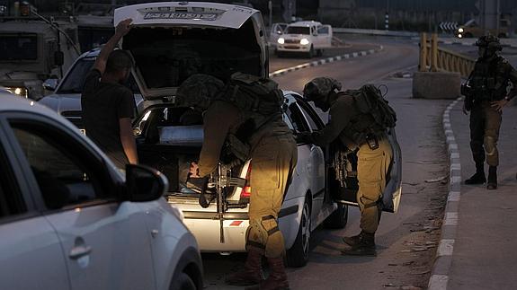 Efectivos israelíes buscan al joven desaparecido. 