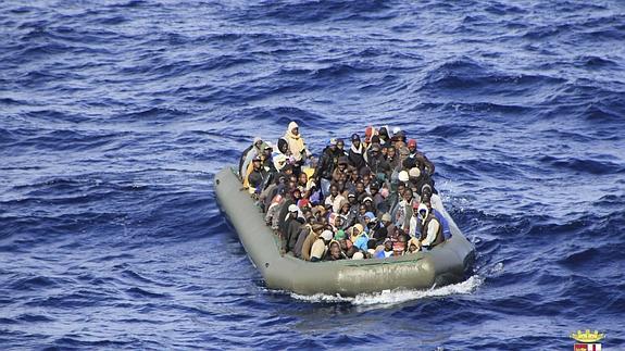 Bote neumático con inmigrantes frente a las costas de Lampedusa. 