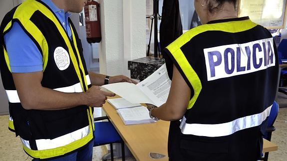 Dos agentes de Policía, durante una operación centrada en delitos económicos. 