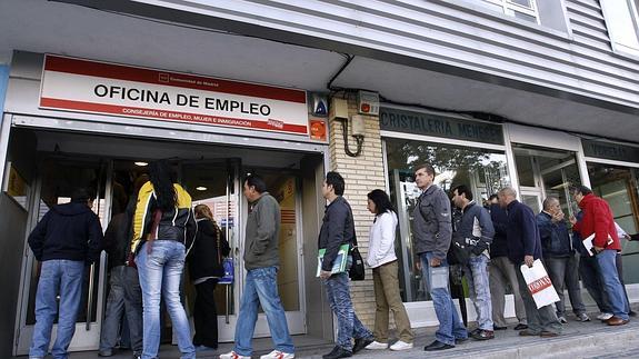 Cola ante una oficina de empleo. 