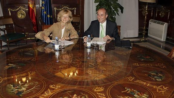 La exministra de Economía y Hacienda, Elena Salgado y el exministro de Industria, Comercio y Turismo, Miguel Sebastián. 