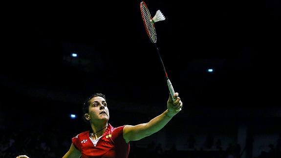 Carolina Marín golpea la pelota. 