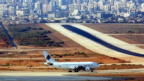 Un avión se dirige a la pista en el aeropuerto de Dubai 