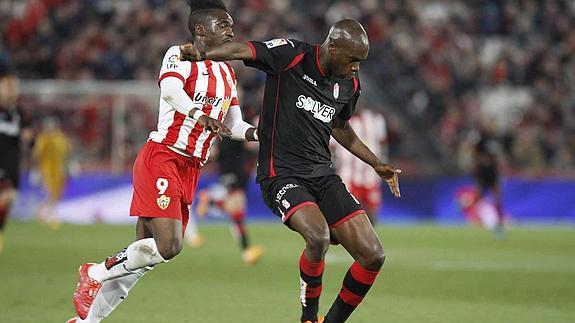 Nyom protege el balón. 