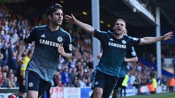 Cesc (i) e Ivanovic celebran el gol de la victoria. 