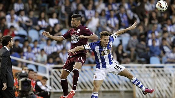 Juanfran (i) y Canales (d) disputan el balón. 