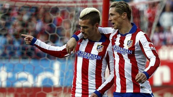 Fernando Torres celebra un gol con Griezmann. 
