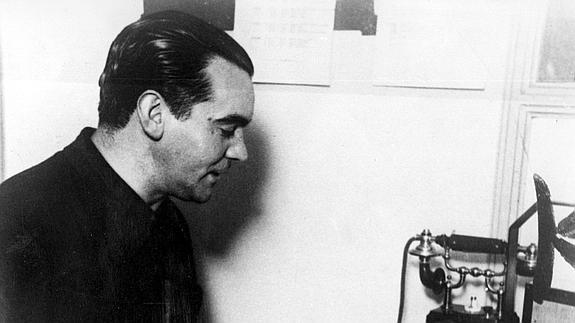 El escritor Federico García Lorca recita uno de sus poemas. 