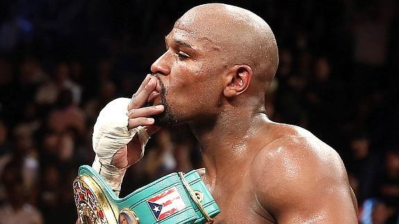 Floyd Mayweather celebrando el título de campeón del mundo. 