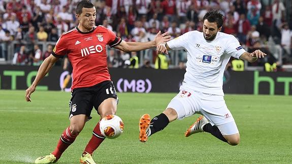 Nico Pareja (d9; durante un partido de la Liga Europa. 