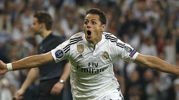 Chicharito Hernández celebra un gol. 