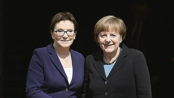 La primera ministra polaca, Ewa Kopacz, junto a la canciller alemana, Angela Merkel.