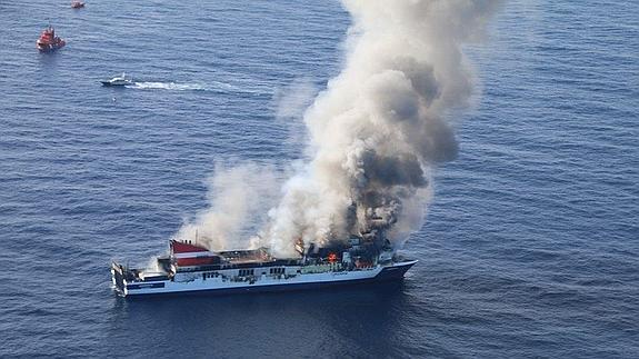 Humo saliendo del ferry. 