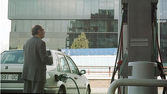 Un hombre llena su depósito.