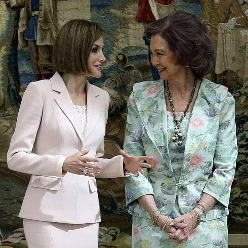 La Reina Letizia conversa con la Reina Sofía durante la ceremonia. 