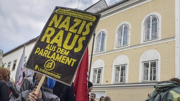 Protestas frente a la casa donde nació Hitler. 