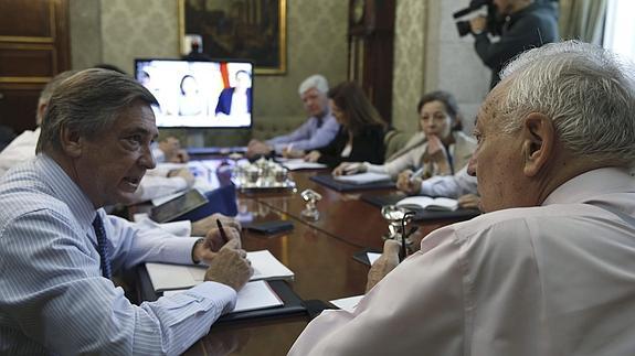 José Manuel García-Margallo, durante la videoconferencia que ha mantenido con la Embajada española en la India. 