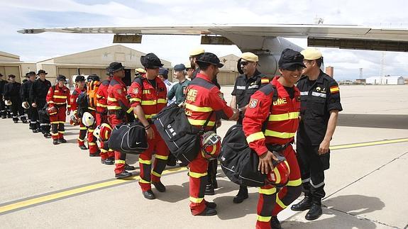 Militares de la UME y los miembros del Grupo de Montaña de la Guardia Civil. 