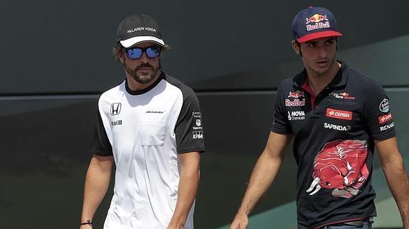 Fernando Alonso (i) y Carlos Sainz. 