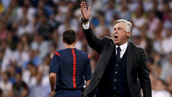 Ancelotti da indicaciones. 