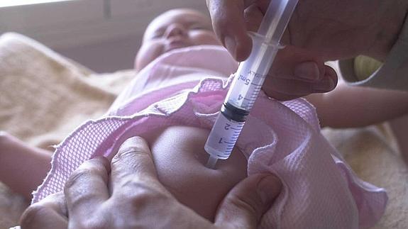 Un bebé es vacunado. 