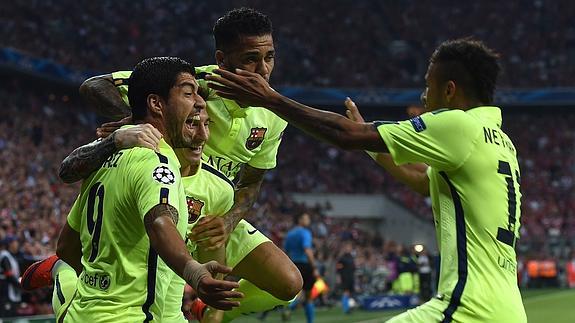 Los jugadores del Barça celebran uno de los goles de la noche.