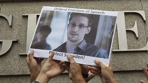 Manifestantes ayer en Hong Kong sostienen una foto de Snowden. 