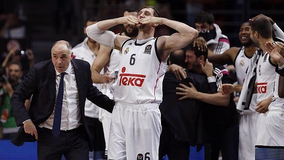 La plantilla del Real Madrid celebra el triunfo. 