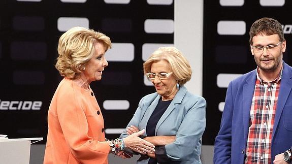 La candidata al Ayuntamiento de Madrid del PP, Esperanza Aguirre (i), conversa con la candidata de Ahora Madrid, Manuela Carmena (c), en presencia del candidato de IU, Daniel Morcillo (d).