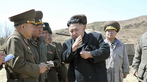 Kim Jong-un, rodeado de militares. 