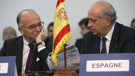 Bernard Cazeneuve y Jorge Fernández Díaz, en Niamey.