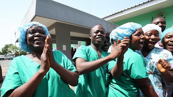 Médicos liberianos celebran el final de la epidemia de ébola en el país.