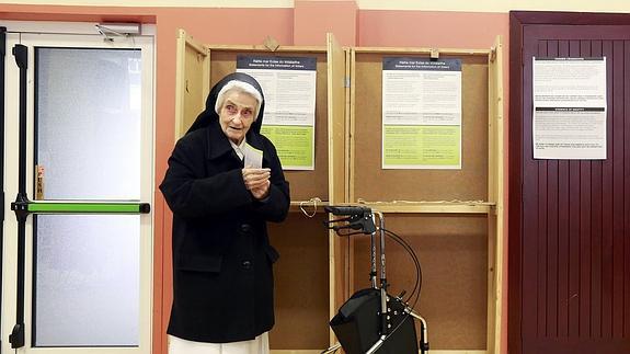 Una monja vota en Dublín.